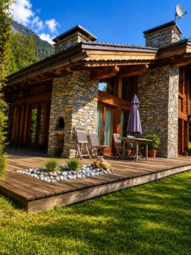 Chalet Spacieux à Chamonix pour 9 – Vue Panoramique Mont-Blanc, Jacuzzi, Jardin & Parking
