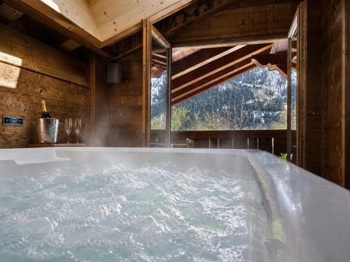 Chalet Spacieux à Chamonix pour 9 – Vue Panoramique Mont-Blanc, Jacuzzi, Jardin & Parking