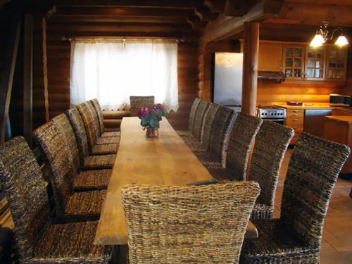 a dining room with a long table and chairs at Isakaru Puhkemaja in Otepää