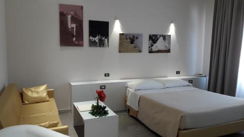 Un pat sau paturi într-o cameră la Park Hotel San Michele