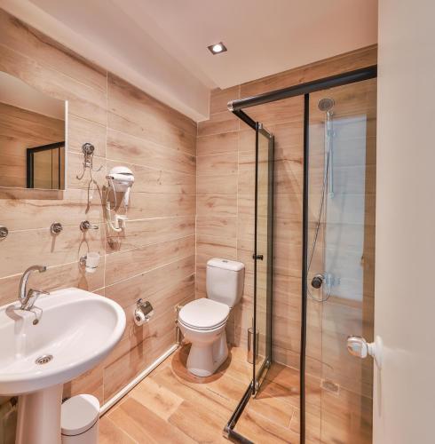 ein Badezimmer mit Toilette, Waschbecken und Dusche in der Unterkunft Corte Hotel Kaş in Kaş