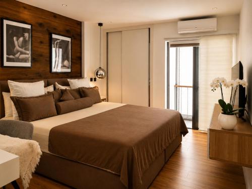 a bedroom with a large bed in a room at Luxe-Design Imperio II- Petit Déjeuner 5min de la Mer in Praia