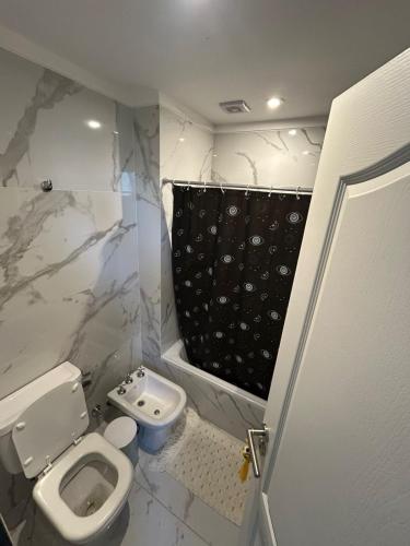 a bathroom with a toilet and a bath tub at Shackleton in Wilde