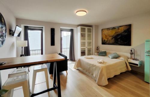 a bedroom with a desk and a bed in a room at Luxury apartamento Muralla de Lugo 1.2 in Lugo