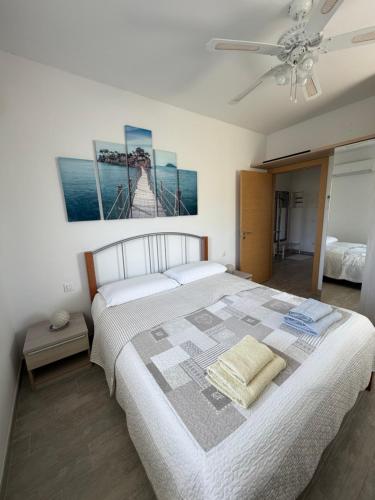 a bedroom with a bed and a ceiling fan at Apartman Aloe in Mali Lošinj