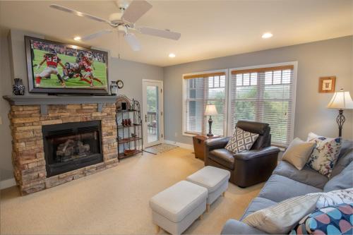 a living room with a fireplace and a tv at Havens Rest in Valle Crucis