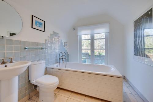 a bathroom with a tub and a toilet and a sink at 2 Bed in Walsham-le-Willows oc-gabpla in Walsham le Willows