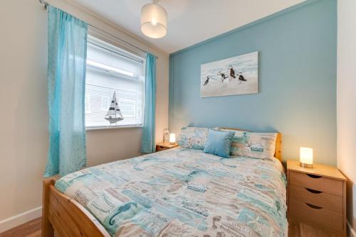 a bedroom with a bed and a window at 2 Bed in Walcott oc-2282 in Walcott