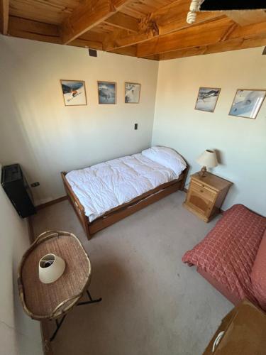 a bedroom with a bed and a table and a chair at Refugio de Montaña, excepcional in El Colorado