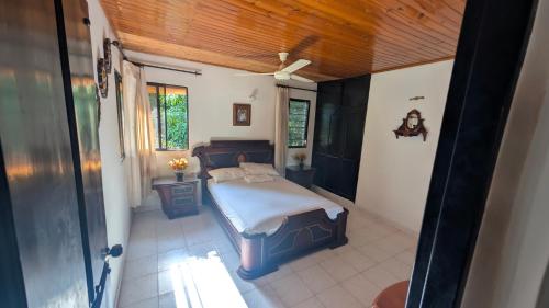 a bedroom with a bed and a ceiling at Villa Jardín Con piscina y jacuzzi in Bonda