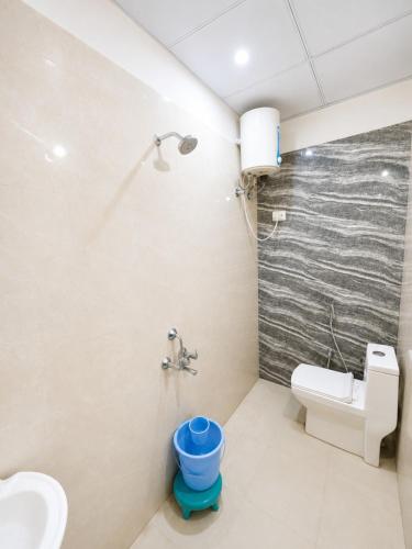 a bathroom with a toilet and a sink at Hotel Virat Palace 600 From Khatu Shyam Ji in Khātu