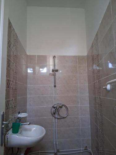 a bathroom with a sink and a shower at Ksour tataouine in Qaşr al Muqābilah