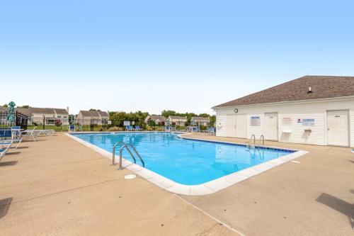 a swimming pool at a apartment complex at Wedgefield - 7 Saint George in Ocean View