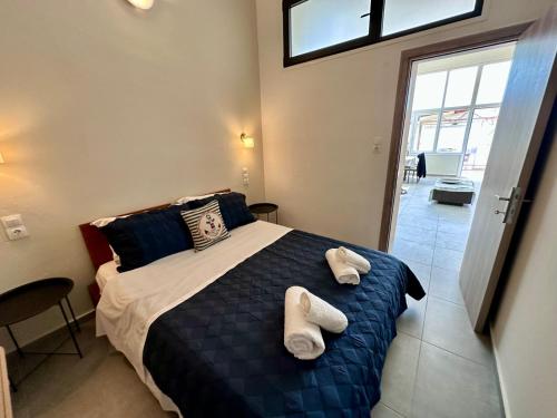 ein Schlafzimmer mit einem Bett, auf dem zwei Paar Schuhe liegen in der Unterkunft Rodia 2 in Pteleos