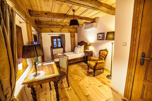 a room with a bed and a desk in a room at Pensjonat Dom Zegarmistrza in Bogatynia