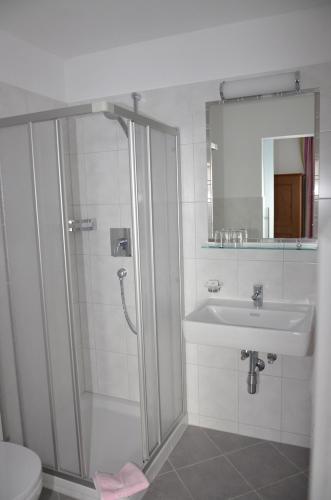 Koupelna v ubytování Hotel Garni Sport Sonneck