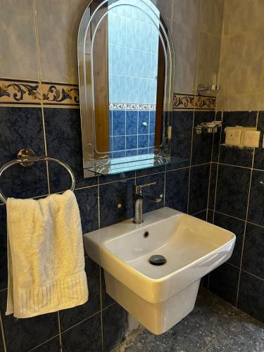 a bathroom with a sink and a mirror at شاطئ الأحلام الحديث للشقق المخدومة in Taif