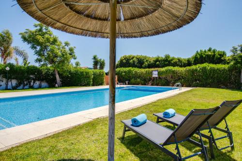 Stylish 2 BD with Pool Wi-Fi AC Garage Beach 2Km