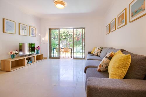 Stylish 2 BD with Pool Wi-Fi AC Garage Beach 2Km