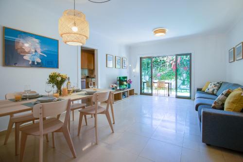 Stylish 2 BD with Pool Wi-Fi AC Garage Beach 2Km