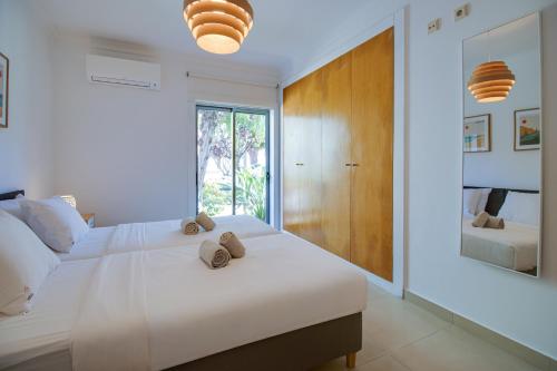 Stylish 2 BD with Pool Wi-Fi AC Garage Beach 2Km