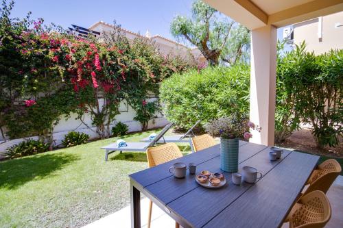 Stylish 2 BD with Pool Wi-Fi AC Garage Beach 2Km