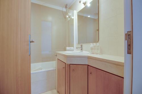 Stylish 2 BD with Pool Wi-Fi AC Garage Beach 2Km