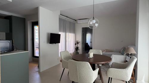 Jardines del Puerto - Brand New 2BD apartment with parking, wifi & pool