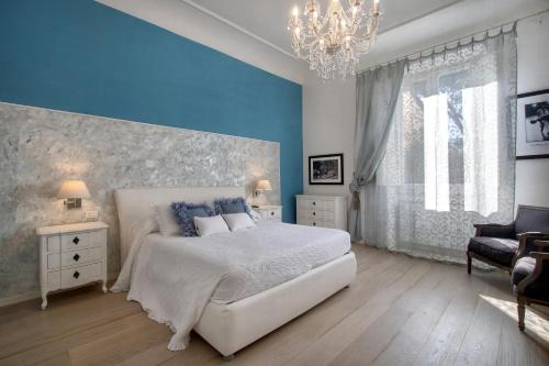 フィレンツェにあるSan marco elegant apartmentの青いベッドルーム(大型ベッド1台、シャンデリア付)