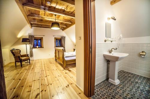 a bathroom with a sink and a toilet at Pensjonat Dom Zegarmistrza in Bogatynia