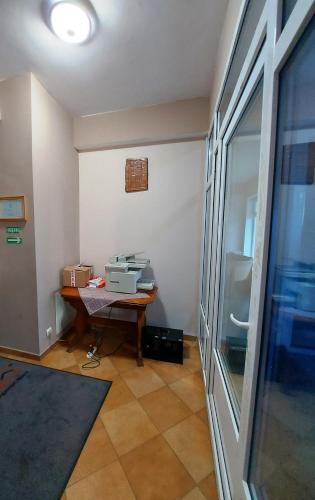 an empty room with a desk with a computer on it at Hotel Christine in Târgu Secuiesc