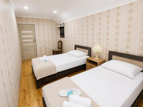 Rúm í herbergi á Chkalovka Guest House With Sevan View