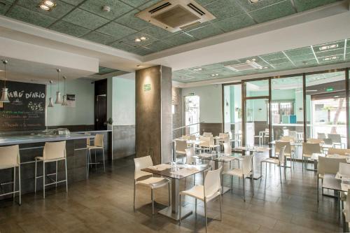 Un restaurante u otro lugar para comer en Hotel Rostits