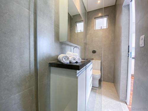 a bathroom with a sink and a toilet at Prado Premium Lofts e Kitnets com Ar-Condicionado e TV Smart in Belo Horizonte