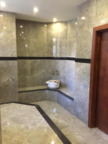 a bathroom with a tub and a sink at Liona Hotel & SPA in Gundogan