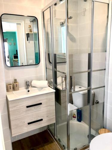 a bathroom with a shower and a sink at Vilasardemarlux1 in Vilassar de Mar