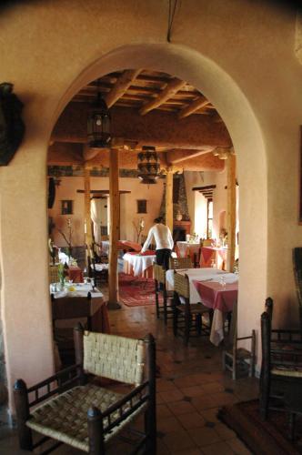 Auberge Chez Momo IIにあるレストランまたは飲食店
