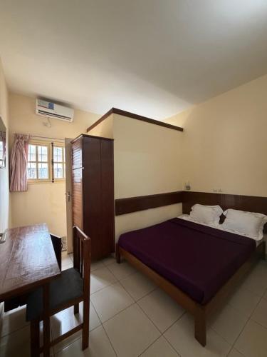 Un pat sau paturi într-o cameră la Infinity Hôtel