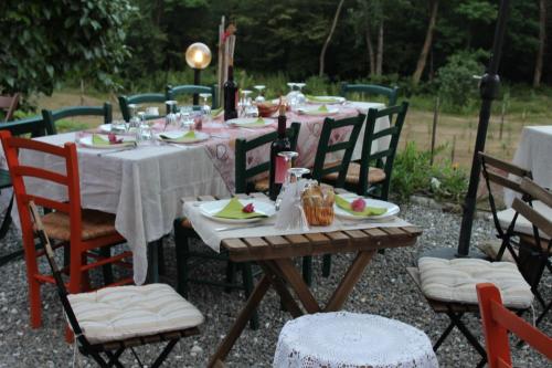 a wooden table with chairs and plates of food on it at Agriturismo di là dall'Acqua in Fivizzano