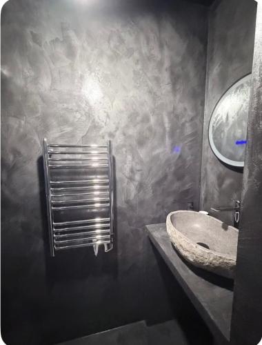 ein Badezimmer mit Waschbecken und Spiegel in der Unterkunft Loveroom agathoise in Agde