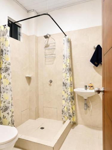 a bathroom with a shower and a toilet and a sink at Acogedor apartamento in Leticia