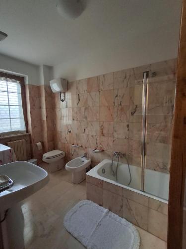 a bathroom with a tub and a toilet and a sink at Beautiful Dreams in San Giorgio a Liri