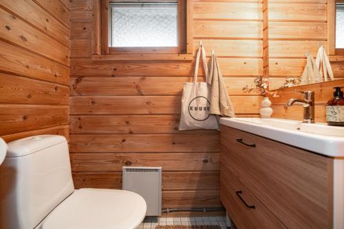 a bathroom with a toilet and a sink at Rukan Talvihovi in Ruka