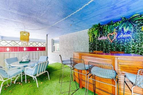 a restaurant with chairs and a table and a bar at Casa Coconut in Naples