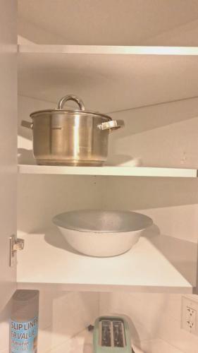 a pan sitting on top of a shelf with a scale at Havre de paix in Fort Saskatchewan