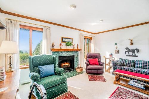 ein Wohnzimmer mit Sofa und Kamin in der Unterkunft Hidden Gem in Arcadia