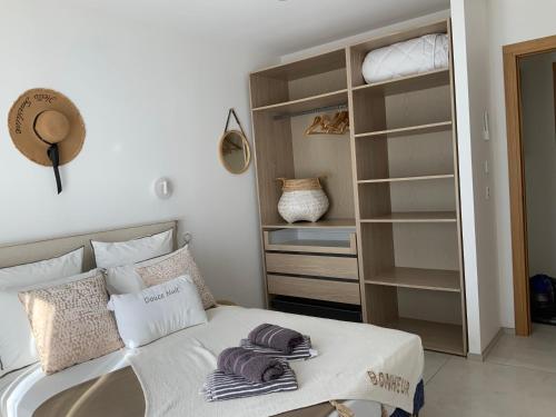 a bedroom with a bed and a closet at Un bon cocon privé climatisé chez l habitant in Valence
