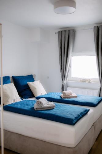 two beds in a bedroom with towels on them at Apartment am Berg II in Grünstadt