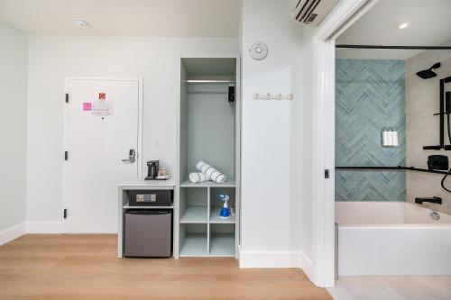 a bathroom with a tub and a sink at Casa Collins in Miami Beach