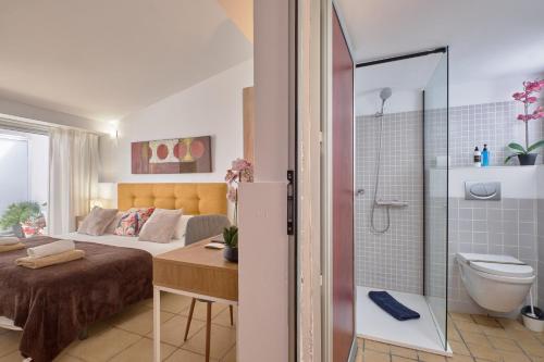 a bedroom with a bed and a bathroom with a shower at Calatabarca B&B in Tabarca
